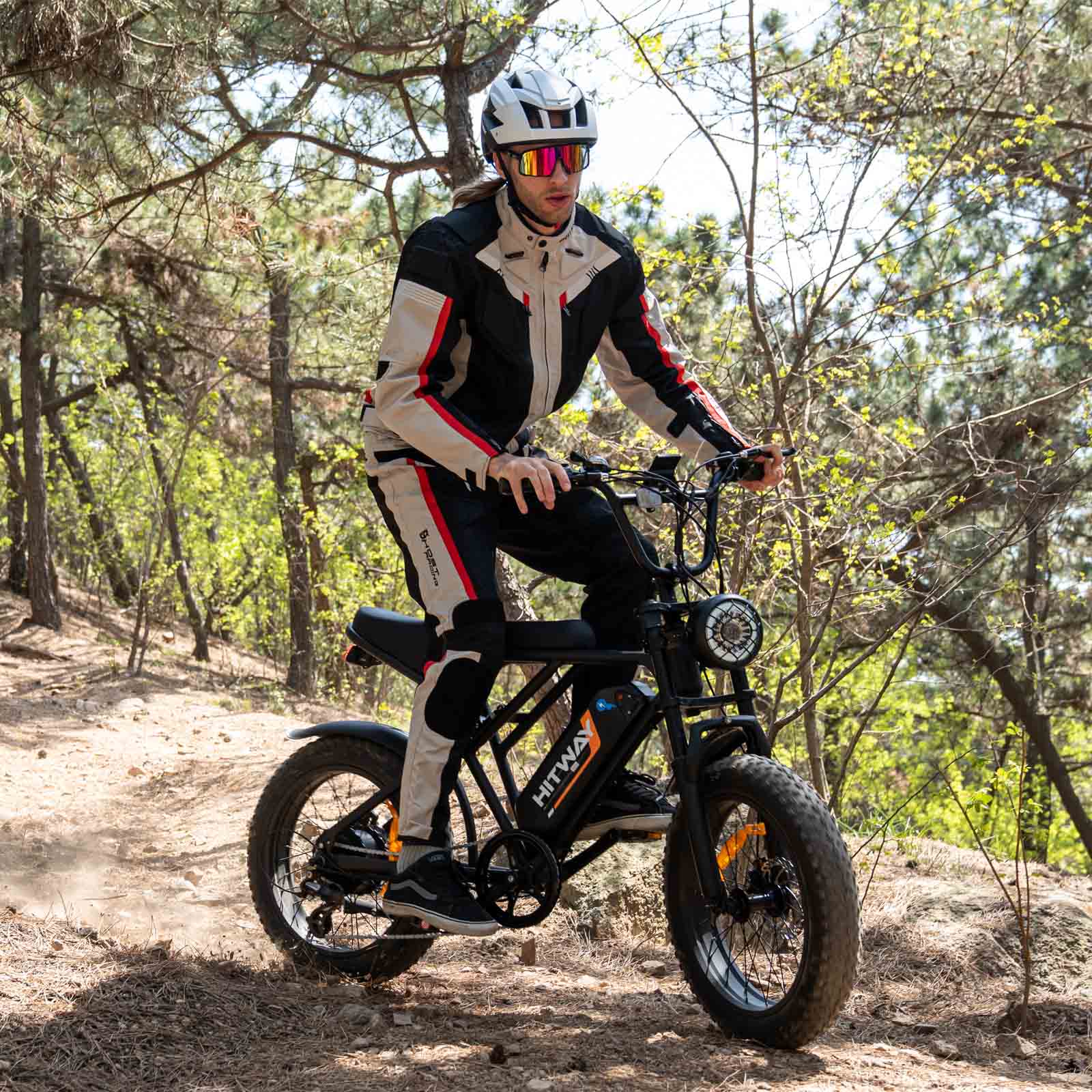En Bicicleta Eléctrica de Montaña HITWAY